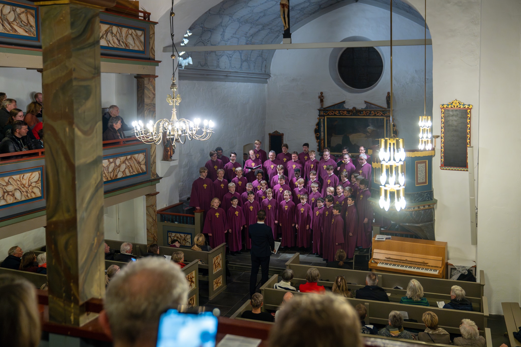 Nidarosdomens Guttekor står oppstilt i konsertantrekk.
