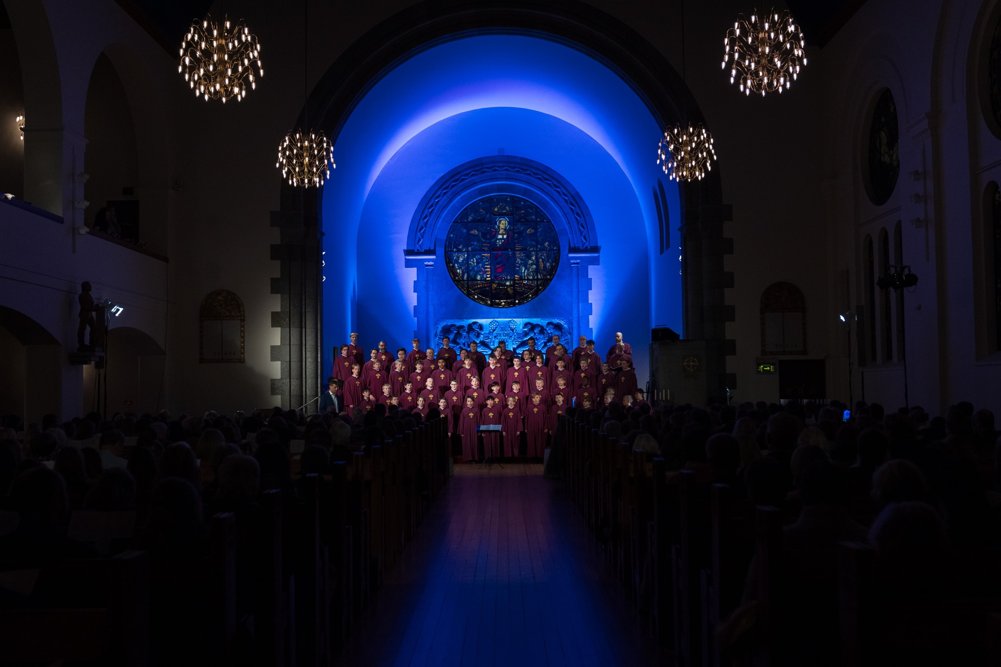 Nidarosdomens Guttekor står oppstilt i konsertantrekk.